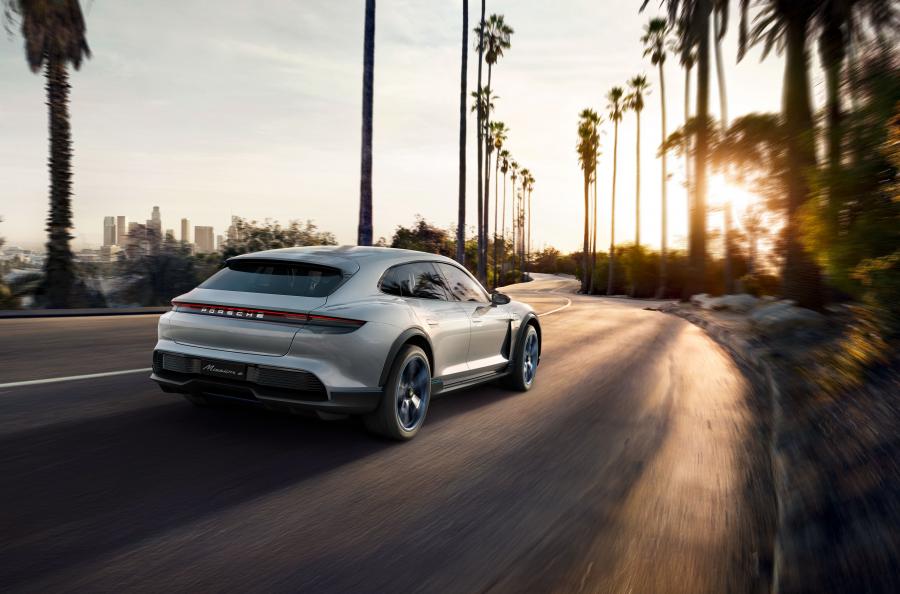  Porsche Mission E Cross Turismo 2018 года  (фото 14 из 66)